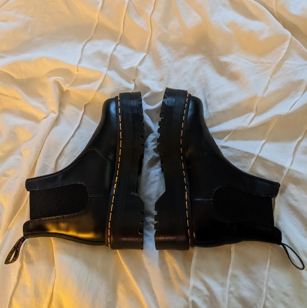 NWOT Dr. Martens 2976 Quad Black Leather Platform Chelsea Boots